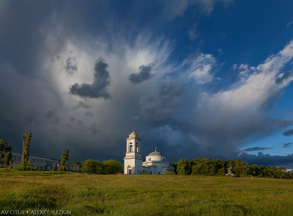 Бобылёвка. Церковь Троицы Живоначальной. общий вид в ландшафте