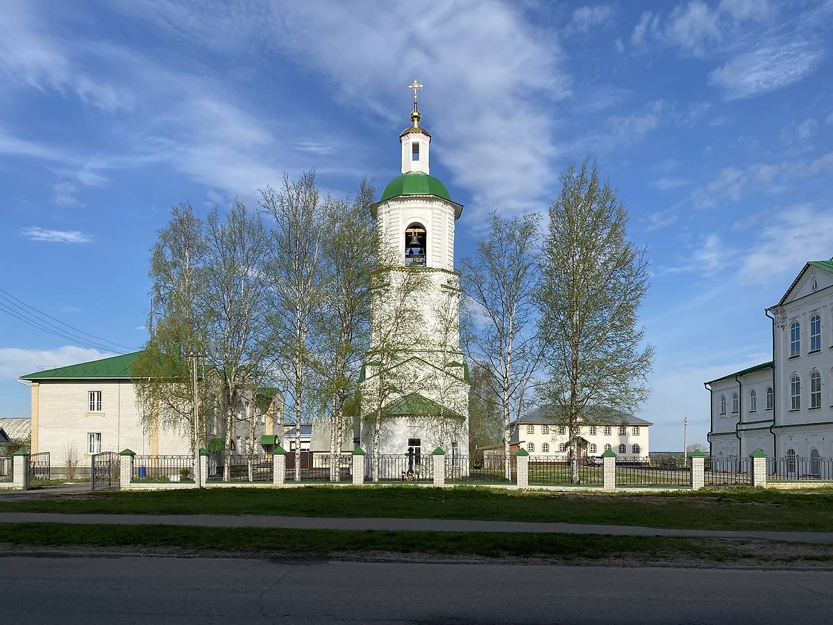 Вид с востока, справа Никольская церковь, общий вид в ландшафте. Церковь Стефана Пермского, Котлас (Котласский район и г. Котлас, Архангельская область)