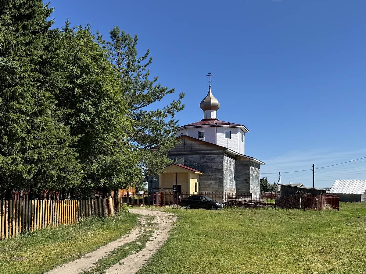 Вид с запада, общий вид в ландшафте. Церковь Сретения Господня, Гам (Ижемский район, Республика Коми)