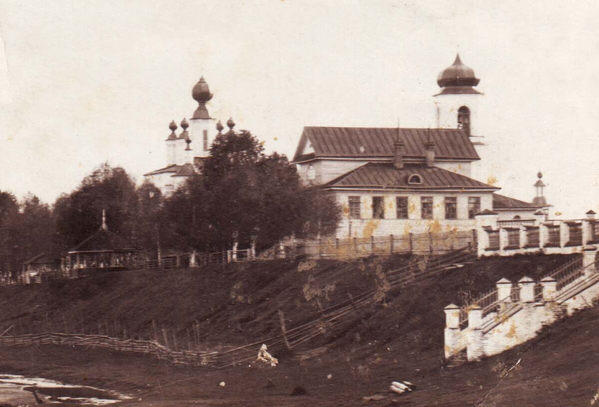 Церковь Богоявления Господня, Лальск (Лузский район, Кировская область). архивная фотография, Вид на Богоявленскую церковь с набережной реки Лала. Начало XX века. Источник: https://sobory.ru/forum3/viewtopic.php?p=61087#p61087