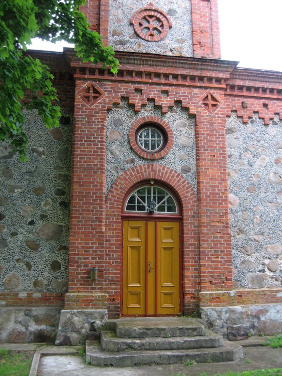 Церковь Рождества Христова, Колка (Талсинский край, Латвия). архитектурные детали, Входной портал