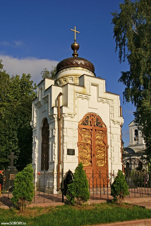 Часовня-усыпальница Соболевых, Ярославль (Ярославль, город, Ярославская область). фасады, Часовня рядом с церквью