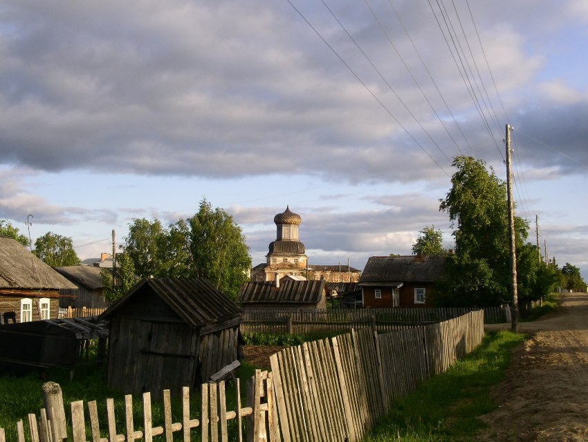 Ижма. Церковь Спаса Преображения. общий вид в ландшафте, вид с севера