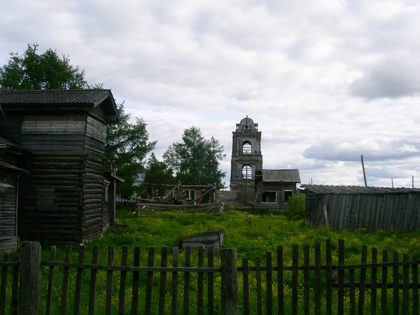 Мошъюга. Церковь Собора Пресвятой Богородицы. общий вид в ландшафте, колокольня, вид с севера
