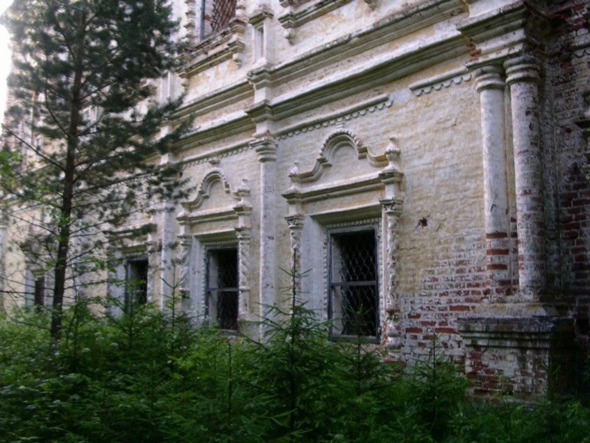 Церковь Покрова Пресвятой Богородицы, Покрово (Покровское), урочище (Лузский район, Кировская область). архитектурные детали, декор южного фасада нижней церкви