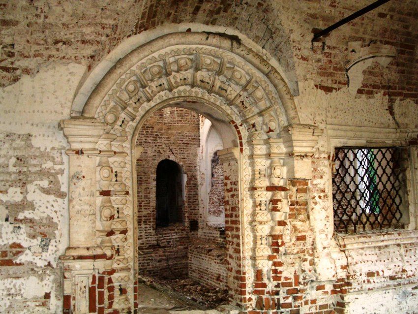 Церковь Покрова Пресвятой Богородицы, Покрово (Покровское), урочище (Лузский район, Кировская область). интерьер и убранство, вход в главный объем верхней церкви