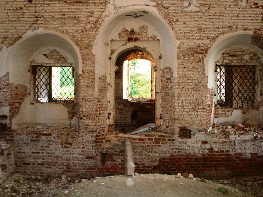 Церковь Покрова Пресвятой Богородицы, Покрово (Покровское), урочище (Лузский район, Кировская область). интерьер и убранство, Внутренняя западная стена главного объема верхней церкви. Вместо разобранного пола - выпуклая кладка сводов нижней церкви.