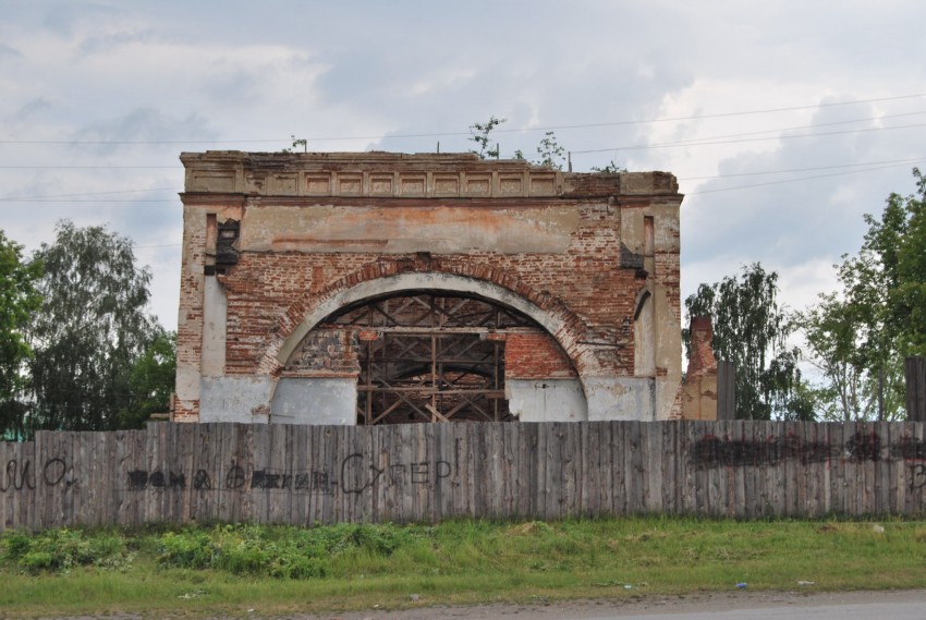 Церковь Успения Пресвятой Богородицы, Верхняя Синячиха (Алапаевский район (Алапаевское МО и Махнёвское МО), Свердловская область). общий вид в ландшафте
