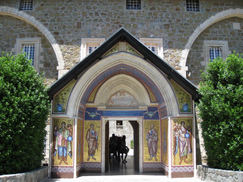 Монастырь Киккской иконы Божией Матери, Киккос (Никосия, Кипр). дополнительная информация, Центральный вход