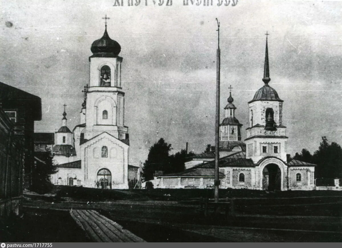 Церковь Иоанна Предтечи, Лальск (Лузский район, Кировская область). архивная фотография, Богоявленская и Предтеченская церкви. Начало XX века. Предтеченская церковь справа. Источник: https://pastvu.com/p/1717755