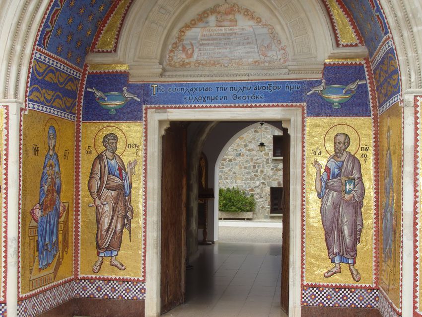 Киккос. Монастырь Киккской иконы Божией Матери. фасады, Святые врата монастыря