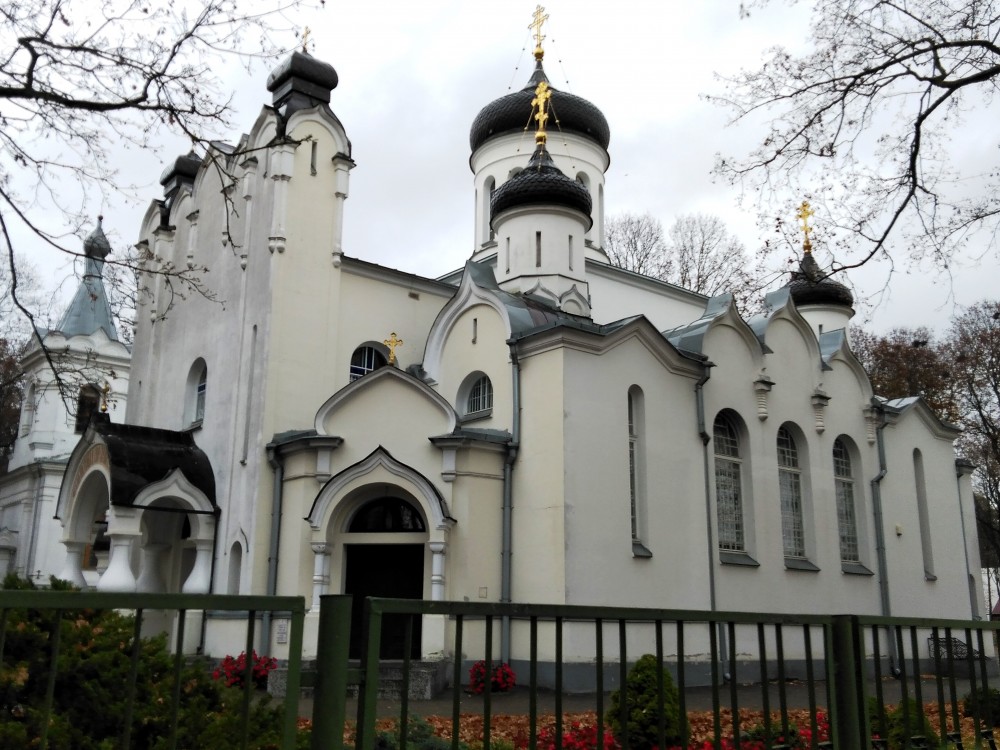 Собор Благовещения Пресвятой Богородицы, Каунас (Каунасский уезд, Литва). фасады, Вид правого фасада церкви от ограды