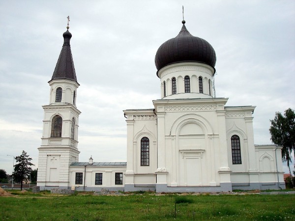 Вевис (Vievis). Церковь Успения Пресвятой Богородицы. общий вид в ландшафте