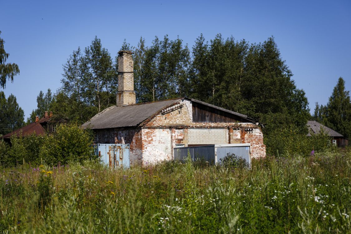 Покровский женский монастырь, Быково (Некоузский район, Ярославская область). архитектурные детали, Сохранившиеся пилястры 1-го яруса восточного фасада разрушенной колокольни