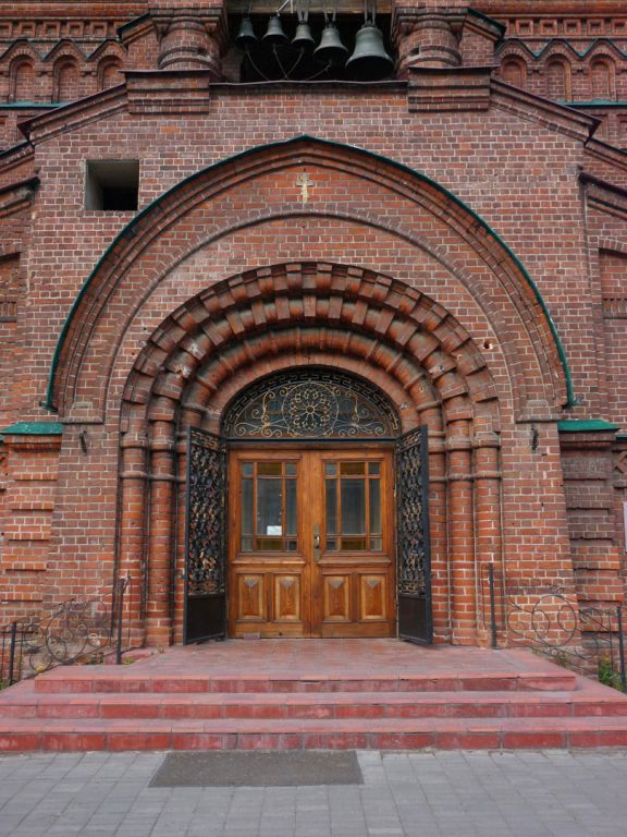 Церковь Казанской иконы Божией Матери, Вахитовский район (Казань, город, Республика Татарстан). архитектурные детали, Портал западного входа и звонница
