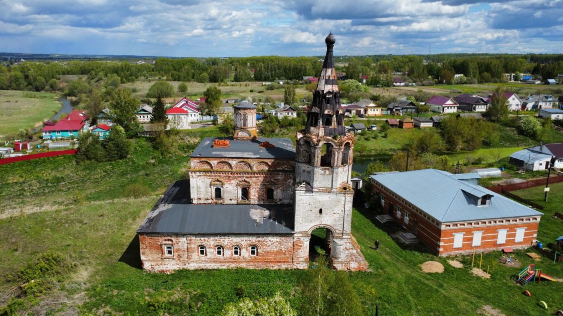 Церковь Успения Пресвятой Богородицы, Кириково (Лысковский район, Нижегородская область). общий вид в ландшафте