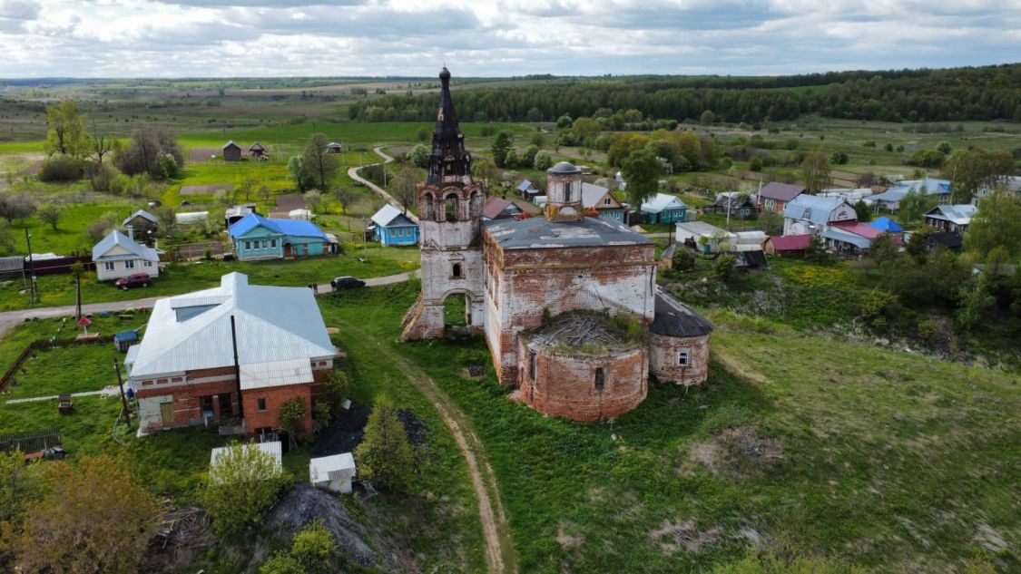 Церковь Успения Пресвятой Богородицы, Кириково (Лысковский район, Нижегородская область). общий вид в ландшафте