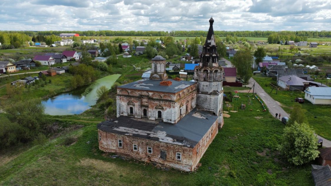 Церковь Успения Пресвятой Богородицы, Кириково (Лысковский район, Нижегородская область). общий вид в ландшафте