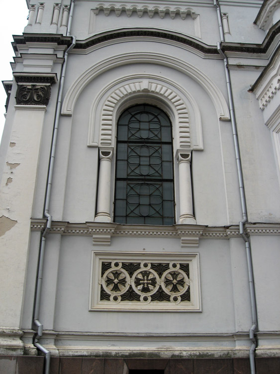 Собор Петра и Павла, Каунас (Каунасский уезд, Литва). архитектурные детали, Декор оконных проемов
