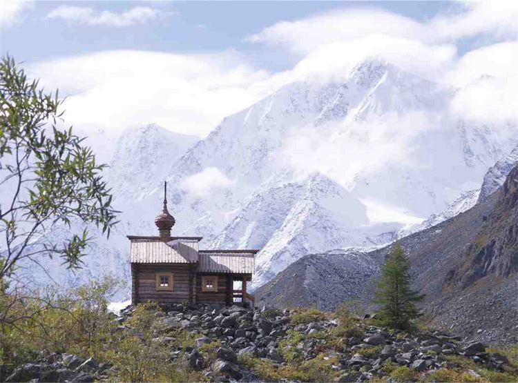 Белуха, гора. Часовня Михаила Архангела. общий вид в ландшафте