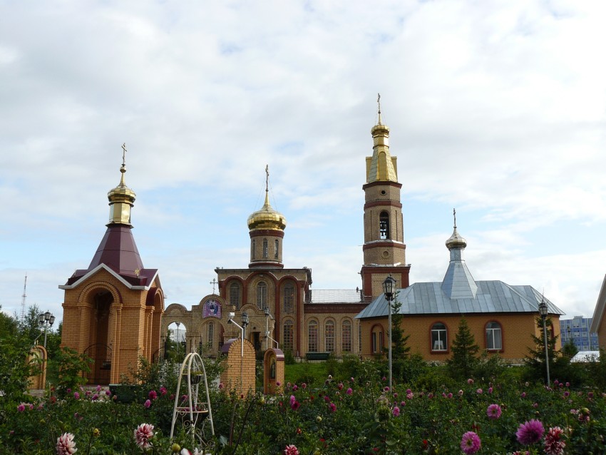 Нижнекамск. Церковь Воскресения Христова. общий вид в ландшафте