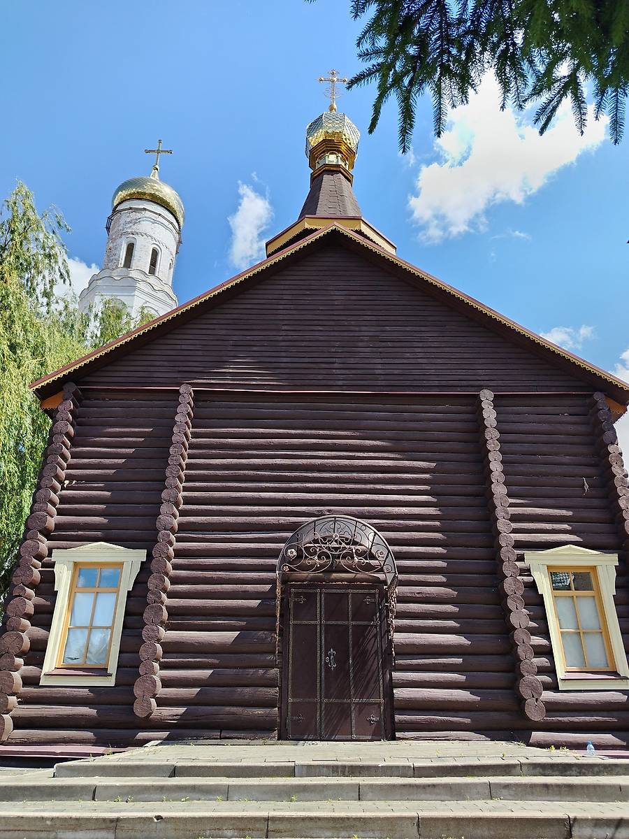 Вид на храм с запада, архитектурные детали. Церковь Новомучеников Брянских, Брянск (Брянск, город, Брянская область)