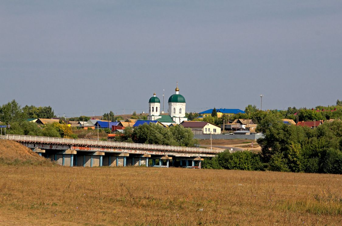 Новотроицкое. Церковь Троицы Живоначальной. общий вид в ландшафте