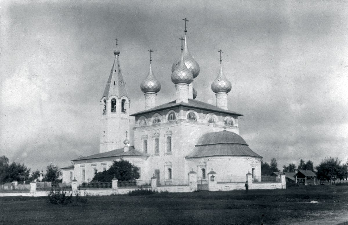 Из архива семьи Яблоковых, архивная фотография. Церковь Вознесения Господня, Дмитриевское (Комсомольский район, Ивановская область)