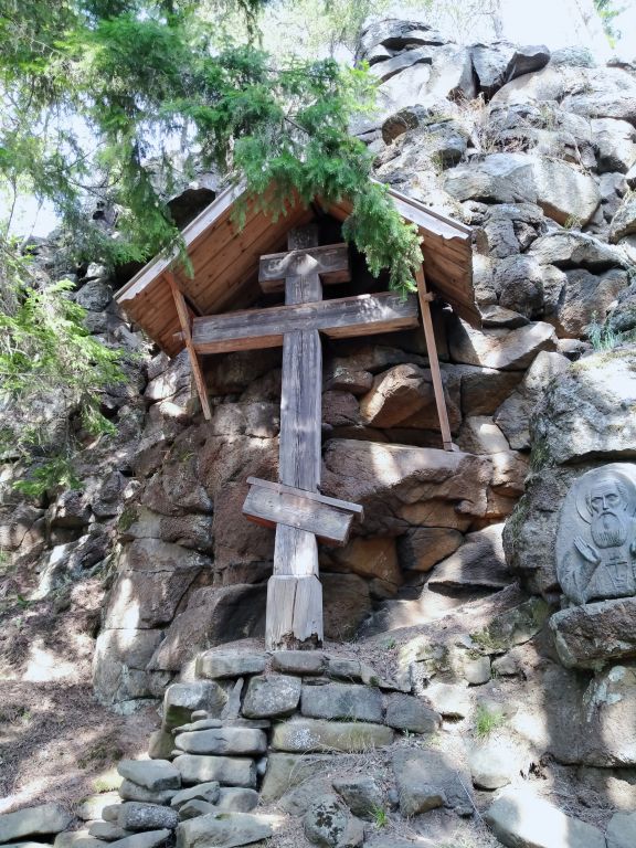 Валаамские острова. Спасо-Преображенский Валаамский монастырь. Скит Александра Свирского. фасады, крест у входа в пещерку преп. Александра Свирского