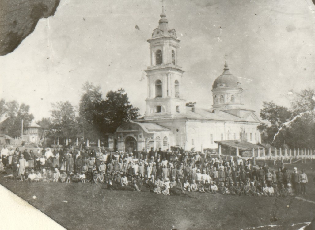 Церковь Покрова Пресвятой Богородицы, Буйское (Уржумский район, Кировская область). документальные фотографии, Общая фотография прихожан на фоне храма.
