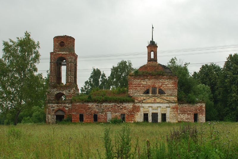 Церковь Воскресения Христова, Афанасьево (Комсомольский район, Ивановская область). общий вид в ландшафте, Вид на храм с дороги