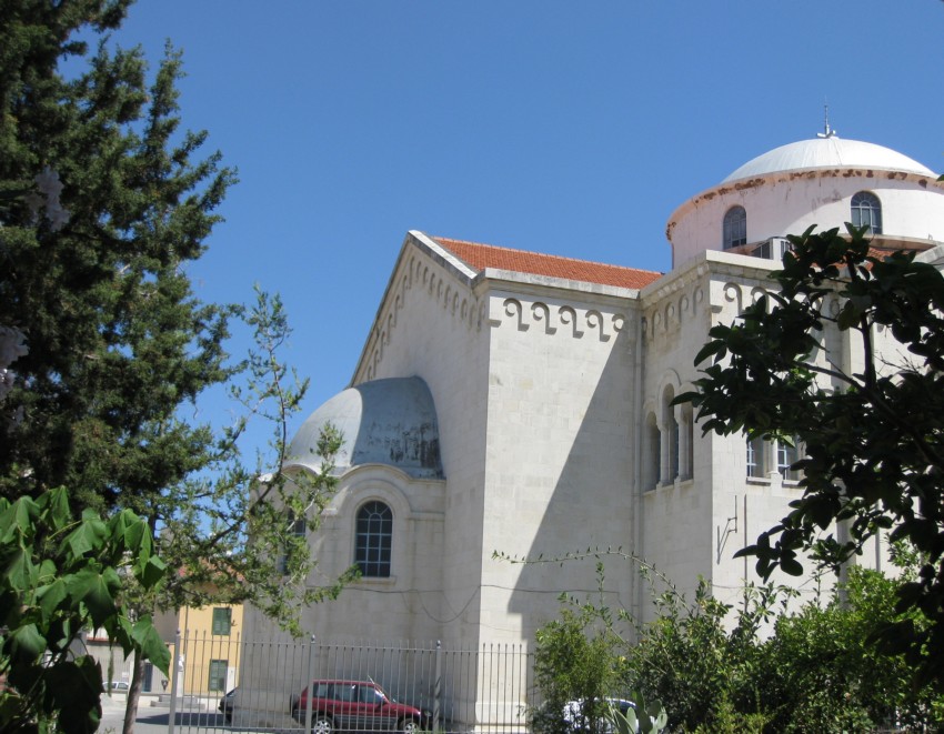 Лимасол. Церковь Троицы Живоначальной. общий вид в ландшафте
