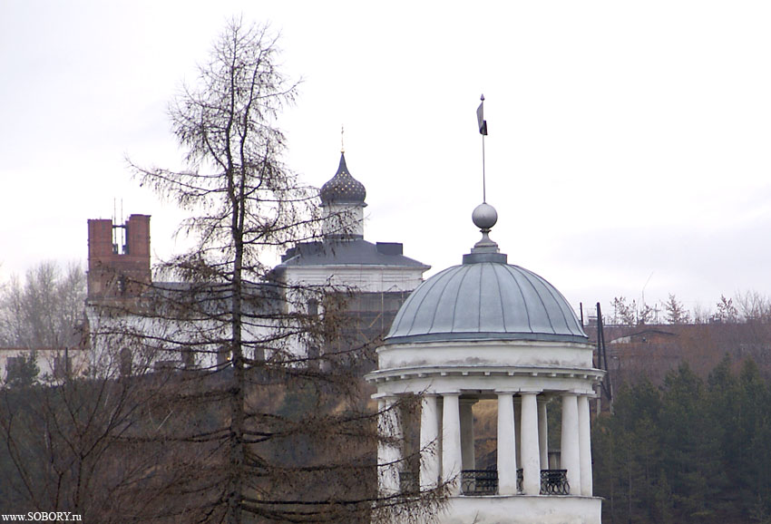 Преображенский мужской монастырь, Каменск-Уральский (Каменск-Уральский (город Каменск-Уральский), Свердловская область). дополнительная информация, Церковь расположена на холме за зданием краеведческого музея