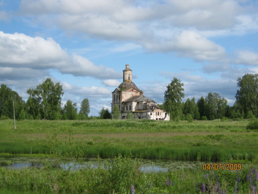 Орлово. Церковь Троицы Живоначальной. общий вид в ландшафте