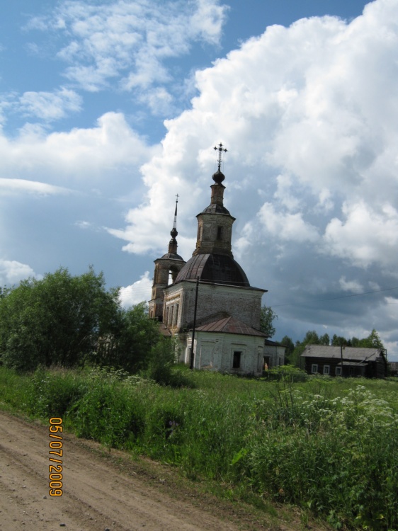 Малое Михалево. Церковь Рождества Пресвятой Богородицы. общий вид в ландшафте