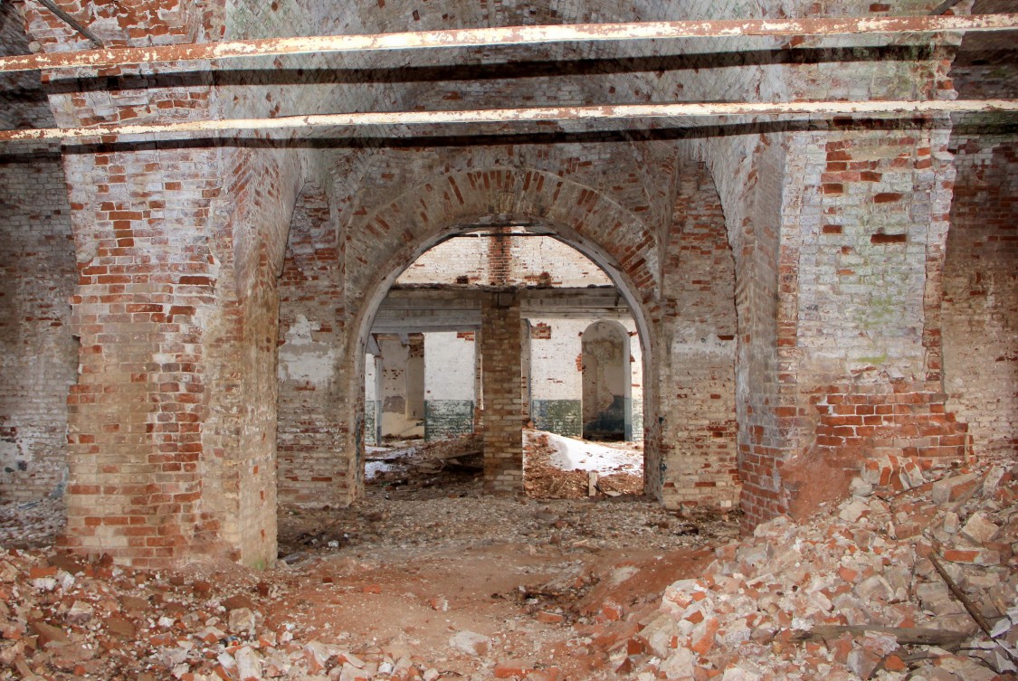 Церковь Рождества Христова, Красное (Лебяжский район, Кировская область). интерьер и убранство, Вид из трапезной в сторону холодного храма.