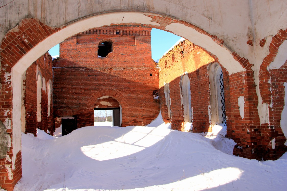 Церковь Михаила Архангела, Михайловка (Загоскино), урочище (Нагорский район, Кировская область). интерьер и убранство, Вид их храма на колокольню.