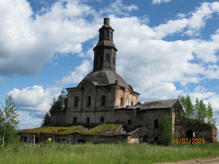 Шолга. Церковь Троицы Живоначальной. фасады