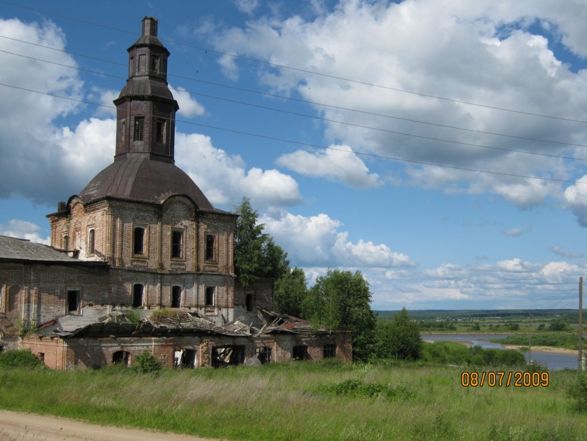 Шолга. Церковь Троицы Живоначальной. общий вид в ландшафте