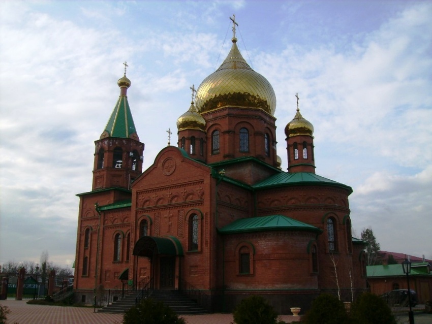 Кореновск. Церковь Владимира равноапостольного. общий вид в ландшафте