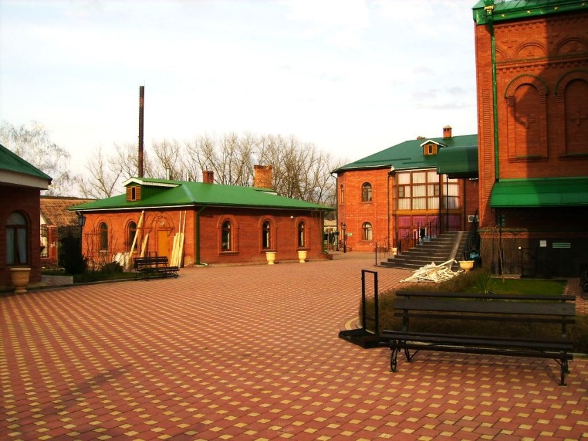Церковь Владимира равноапостольного, Кореновск (Кореновский район, Краснодарский край). дополнительная информация, На  переднем  плане  -  просфорня,  на  дальнем  -  дом  причта