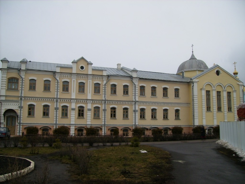 Вознесенский женский монастырь. Церковь Иоанна Кронштадтского, Тамбов (Тамбов, город, Тамбовская область). дополнительная информация, Левую  часть  корпуса  занимает  сестринская,  правую  -  храм  преподобного  Иоанна  Кронштадтского