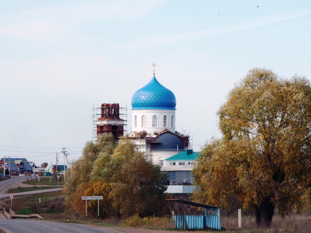 Новотроицкое. Церковь Троицы Живоначальной. общий вид в ландшафте