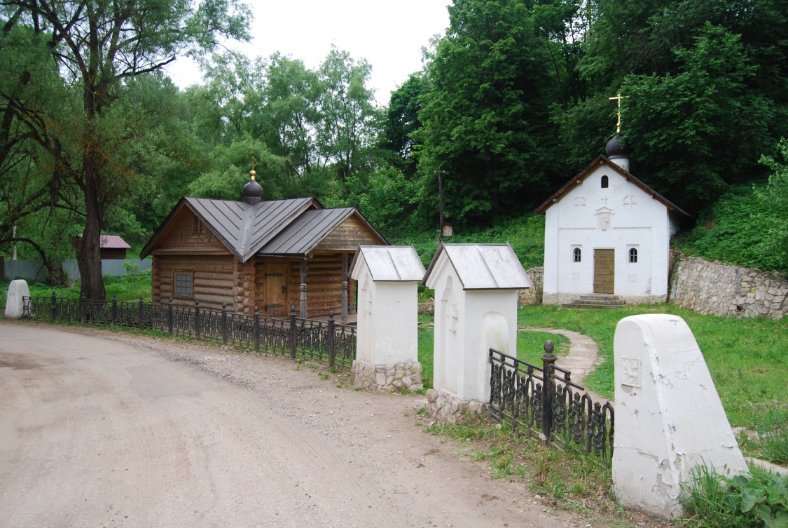 Часовня Боголюбской иконы Божией Матери, Таруса (Тарусский район, Калужская область). общий вид в ландшафте