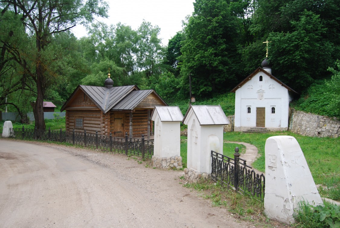 Таруса. Часовня Боголюбской иконы Божией Матери. общий вид в ландшафте