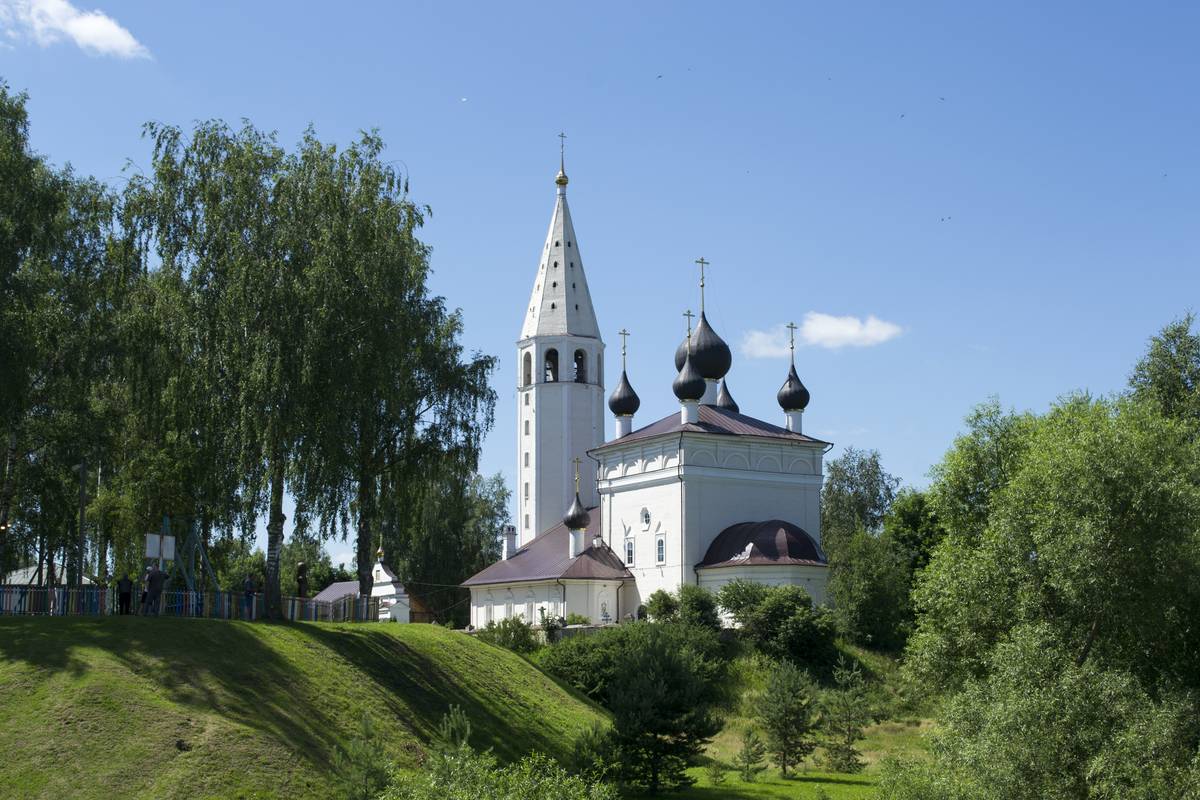 общий вид в ландшафте. Церковь Воскресения Христова, Вятское (Некрасовский район, Ярославская область)
