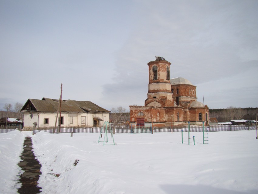 Церковь Троицы Живоначальной, Ларино (Каслинский район, Челябинская область). общий вид в ландшафте, Вид со стороны здания бывшей земской школы.