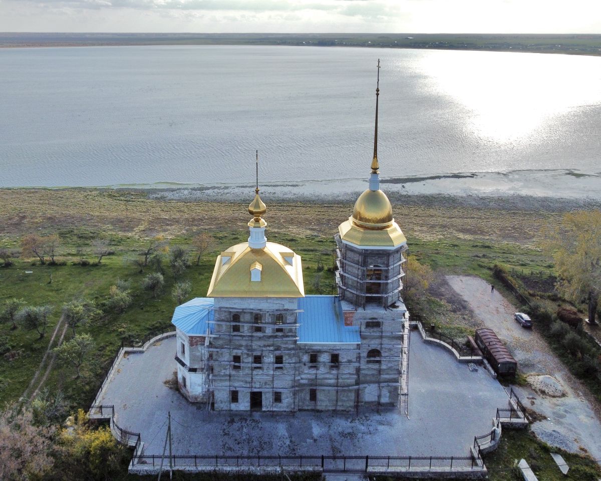 Кузнецкое. Церковь Рождества Пресвятой Богородицы. фасады, Вид на озеро