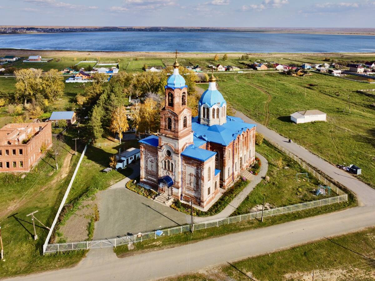 Церковь Тихвинской иконы Божией Матери, Губернское (Аргаяшский район, Челябинская область). дополнительная информация, На фоне оз. Большие Ирдяги