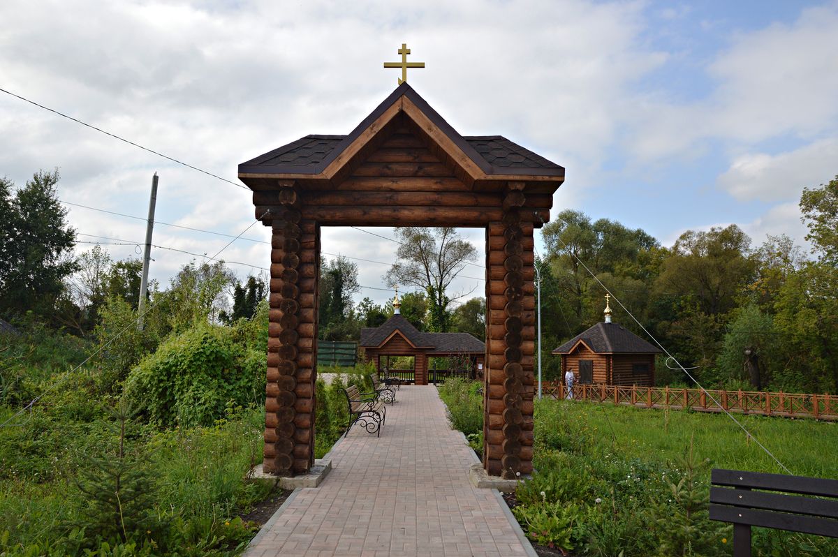 Церковь Рождества Христова, Поддубровка (Усманский район, Липецкая область). дополнительная информация, Входная група на пути к источнику